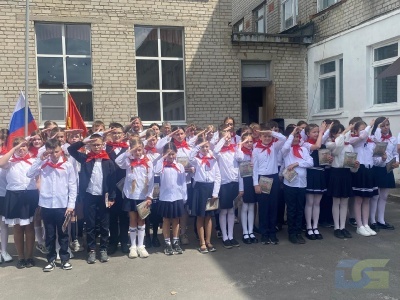 Знамя с красным галстуком цвета одного-26