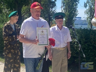 Воронежские коммунисты поздравили пограничников Нововоронежа с профессиональным праздником-0